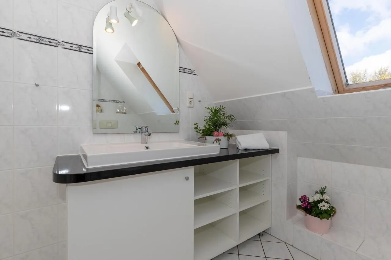 Helles Badezimmer im Obergeschoss