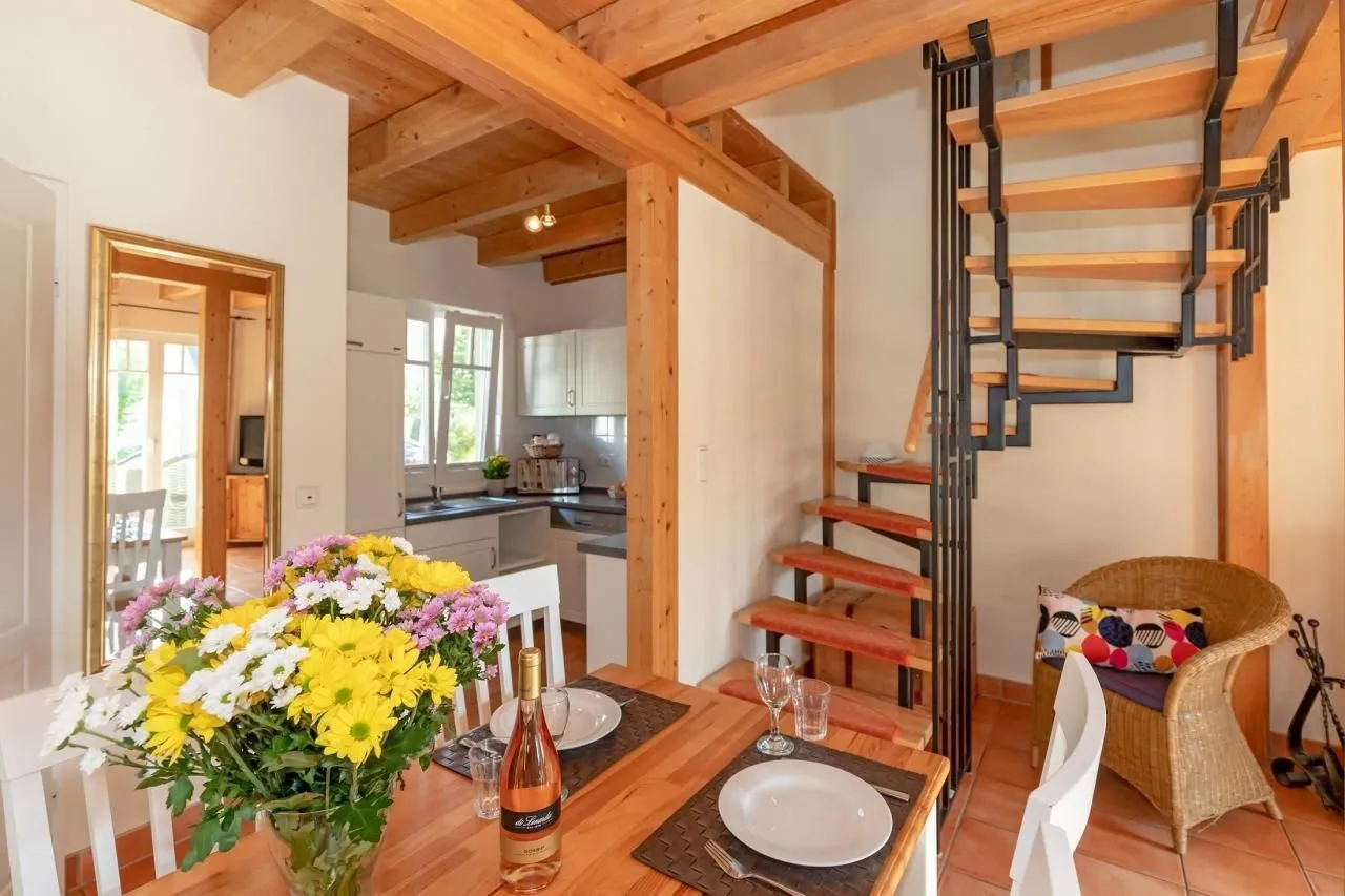 Essbereich mit Blick auf Küche, Treppe und Kamin