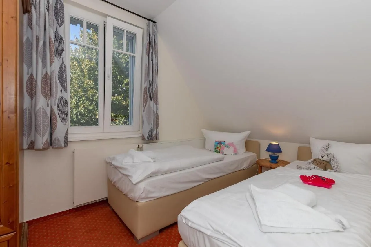 Schlafzimmer mit zwei Einzelbetten
