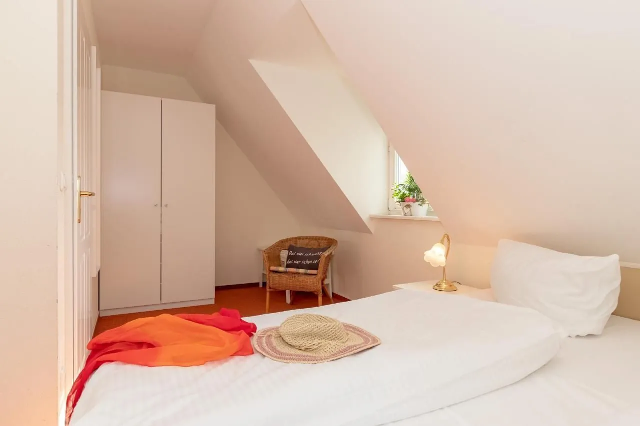 Helles Schlafzimmer unter der Dachschräge